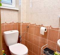 REZERVOVANÉ Na prenájom 3 izbový byt, 73 m2, Bratislava, Zochova - Kúpeľňa so záchodom v 3-izbovom byte, s obkladom v teplých odtieňoch.