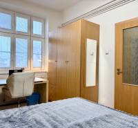 REZERVOVANÉ Na prenájom 3 izbový byt, 73 m2, Bratislava, Zochova - Spálňa v 3-izbovom byte so stolom, bielym kreslom a skriňou.