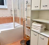 REZERVOVANÉ Na prenájom 3 izbový byt, 73 m2, Bratislava, Zochova - Kúpeľňa s vaňou a skrinkou v 3-izbovom byte, svetlé dlažby a uteráky.