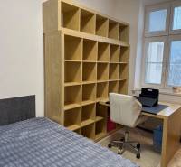 REZERVOVANÉ Na prenájom 3 izbový byt, 73 m2, Bratislava, Zochova - Spálňa v 3-izbovom byte s policovou skriňou, písacím stolom a kreslom.