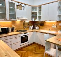 REZERVOVANÉ Na prenájom 3 izbový byt, 73 m2, Bratislava, Zochova - Kuchyňa v 3-izbovom byte s podlahou s dreveným dekorom a moderným zariadením.