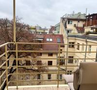 REZERVOVANÉ Na prenájom 3 izbový byt, 73 m2, Bratislava, Zochova - Výhľad z balkóna na uličné strechy, Zochova ulica, Bratislava - Staré Mesto, pri 3-izbovom byte.