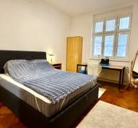 REZERVOVANÉ Na prenájom 3 izbový byt, 73 m2, Bratislava, Zochova - Spálňa s posteľou, písacím stolom a podlahou s dreveným dekorom v 3-izbovom byte.