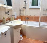 REZERVOVANÉ Na prenájom 3 izbový byt, 73 m2, Bratislava, Zochova - Kúpeľňa s vaňou, umývadlom, zrkadlom a práčkou v 3-izbovom byte.