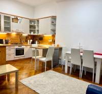 REZERVOVANÉ Na prenájom 3 izbový byt, 73 m2, Bratislava, Zochova - Kuchyňa s jedálňou, vybavená bielymi skrinkami, dreveným dekorom a pohodlným stolovaním v 3-izbovom byte.