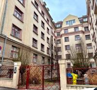 REZERVOVANÉ Na prenájom 3 izbový byt, 73 m2, Bratislava, Zochova - Stará budova so železnou bránou na Zochovej ulici v Bratislava - Staré Mesto.