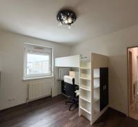 Zariadený 3 izbový byt s balkónom v Kittsee  - Detská izba v 3-izbovom byte s poschodovou posteľou a podlahou s dreveným dekorom.