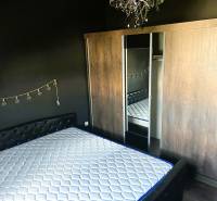Zariadený 3 izbový byt s balkónom v Kittsee  - Spálňa s čiernymi stenami, posteľou, zrkadlom a skriňou v 3-izbovom byte.