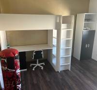 Zariadený 3 izbový byt s balkónom v Kittsee  - Detská izba s poschodovou posteľou, písacím stolom a skriňou v 3-izbovom byte.