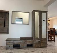 Zariadený 3 izbový byt s balkónom v Kittsee  - Chodba v 3-izbovom byte s vešiakom a skriňou, podlaha s dreveným dekorom.