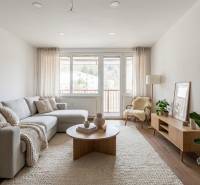 KRÁSNY NOVOZREKONŠTRUOVANÝ 3IB, SNP,POVAŽSKÁ BYSTRICA - Obývacia miestnosť v 3-izbovom byte s podlahou s dreveným dekorom, svetlý nábytok, rastliny.