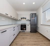 KRÁSNY NOVOZREKONŠTRUOVANÝ 3IB, SNP,POVAŽSKÁ BYSTRICA - Kuchyňa v 3-izbovom byte s podlahou s dreveným dekorom a vybavením.