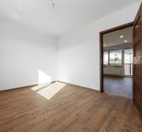 KRÁSNY NOVOZREKONŠTRUOVANÝ 3IB, SNP,POVAŽSKÁ BYSTRICA - Izba s podlahou s dreveným dekorom a bielymi stenami v 3-izbovom byte.