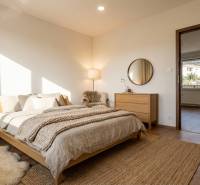 KRÁSNY NOVOZREKONŠTRUOVANÝ 3IB, SNP,POVAŽSKÁ BYSTRICA - Spálňa v 3-izbovom byte s podlahou s dreveným dekorom, útulné doplnky a osvetlenie.