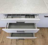 KRÁSNY NOVOZREKONŠTRUOVANÝ 3IB, SNP,POVAŽSKÁ BYSTRICA - Otváracie kuchynské zásuvky v 3-izbovom byte s pracovnou doskou a podlahou s dreveným dekorom.