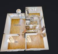 KRÁSNY NOVOZREKONŠTRUOVANÝ 3IB, SNP,POVAŽSKÁ BYSTRICA - 3-izbový byt s podlahou s dreveným dekorom, kuchyňou a lodžiou.