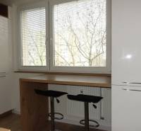 PRENÁJOM –  1 izba (príp. 2 izby) v 3-izb. byte, Gwerkovej ul., BA V - Kuchyňa 3-izbového bytu s podlahou s dreveným dekorom a veľkými oknami.