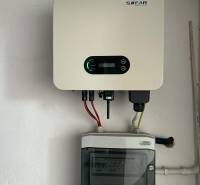 PREDAJ : RODINNÝ DOM, KOMÁRNO - Solárny invertor značky SOFAR namontovaný na stene v rodinnom dome.