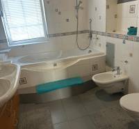 PREDAJ : RODINNÝ DOM, KOMÁRNO - Kúpeľňa v rodinnom dome s vaňou, bidetom a obkladmi.