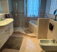 PREDAJ : RODINNÝ DOM, KOMÁRNO - Kúpeľňa v rodinnom dome s vaňou, sprchovým kútom, umývadlom a bidetom.