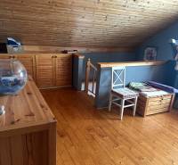 PREDAJ : RODINNÝ DOM, KOMÁRNO - Podkrovie rodinného domu s dreveným stropom, stenami a podlahou s dreveným dekorom.