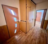 TOP 3 izbový byt v Moravskom Lieskovom s garážou a predzáhradkou - Chodba so vstavanými skriňami a dverami v 3-izbovom byte.