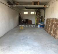 TOP 3 izbový byt v Moravskom Lieskovom s garážou a predzáhradkou - Garáž v 3-izbovom byte s odloženými predmetmi a bicyklom.