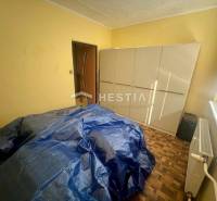 TOP 3 izbový byt v Moravskom Lieskovom s garážou a predzáhradkou - Izba so skriňou, radiátorom a zakrytým nábytkom v 3-izbovom byte.