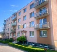 TOP 3 izbový byt v Moravskom Lieskovom s garážou a predzáhradkou - Štvorposchodová bytovka v Moravskom Lieskovom s balkónmi a parkovaním pred budovou.