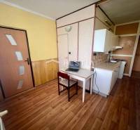 TOP 3 izbový byt v Moravskom Lieskovom s garážou a predzáhradkou - Kuchyňa v 3-izbovom byte s jedálenským kútom a drevenou podlahou.