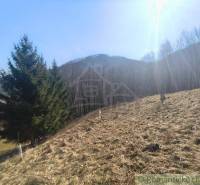 Krásny slnečný pozemok v Novej Bani - Slnečný pozemok v Záhradách Nová Baňa obklopený lesmi a horami.