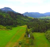 *RODINNÝ DOM V CENE BYTU**12km od LIPTOVSKÉHO MIKULÁŠA** - Lúky a lesy v Liptovskej Sielnici pre pozemky - bývanie obklopené horami.
