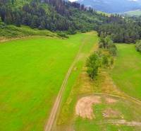 *RODINNÝ DOM V CENE BYTU**12km od LIPTOVSKÉHO MIKULÁŠA** - Lúka obklopená lesmi v Liptovskej Sielnici určená na pozemky - bývanie.