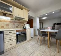 PREDAJ - 2i BYT - ZLATÉ MORAVCE - Kuchyňa s kuchynskou linkou a jedálenským stolom v 2-izbovom byte.