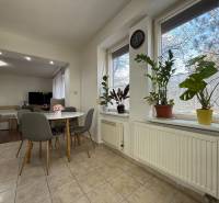PREDAJ - 2i BYT - ZLATÉ MORAVCE - Jedáleň v 2-izbovom byte s izbovými rastlinami a okrúhlym stolom.