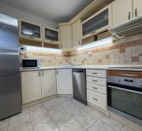 PREDAJ - 2i BYT - ZLATÉ MORAVCE - Kuchyňa v 2-izbovom byte s umývačkou, rúrou, mikrovlnkou a kachličkovými obkladmi.