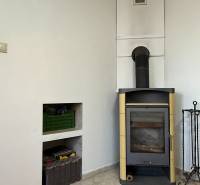 PREDAJ - 2i BYT - ZLATÉ MORAVCE - Krb v rohu obývačky s podlahou s dreveným dekorom v 2-izbovom byte.