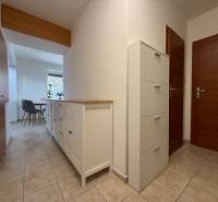 PREDAJ - 2i BYT - ZLATÉ MORAVCE - Chodba so skrinkami a výhľadom na jedálenský stôl v 2-izbovom byte.