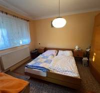 RD Drahovce ZĽAVA !!! - Spálňa v rodinnom dome s dvoma posteľami, skriňou a kobercom.