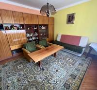 RD Drahovce ZĽAVA !!! - Obývacia izba v rodinnom dome s nábytkom, kobercom a obrazom na stene.