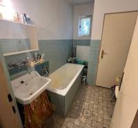 RD Drahovce ZĽAVA !!! - Kúpeľňa v rodinnom dome so starou vaňou, umývadlom a dlažbou.