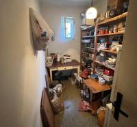 RD Drahovce ZĽAVA !!! - Úložný priestor v rodinnom dome s regálmi plnými rôznych predmetov a otvoreným oknom.