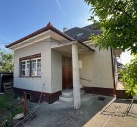 RD Drahovce ZĽAVA !!! - Rodinný dom v Drahovciach na ulici Drahovce so záhradou a úzkou vstupnou bránou.