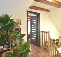 LIMBACH, 176 m2 –  kompletne zrekonštruovaný 5-i rodinný dom - Interiér rodinného domu s drevenými podlahami a kvetmi na ulici Limbach.