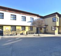 LIMBACH, 176 m2 –  kompletne zrekonštruovaný 5-i rodinný dom - Budova na ulici Limbach, s rodinným domom v pozadí a osamelým stromom.