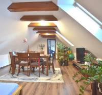 LIMBACH, 176 m2 –  kompletne zrekonštruovaný 5-i rodinný dom - Podkrovný interiér s jedálenským stolom, drevenými trámami, kvety a svetlíkové okná na ulici Limbach.