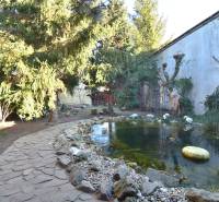 LIMBACH, 176 m2 –  kompletne zrekonštruovaný 5-i rodinný dom - Rodinný dom má na ulici Limbach záhradu s jazierkom, stromami a sochami v prírode.