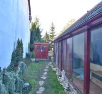 LIMBACH, 176 m2 –  kompletne zrekonštruovaný 5-i rodinný dom - Na ulici Limbach, z parčíka vedľa rodinného domu, vidno skleník a záhradný domček.