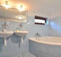 LIMBACH, 176 m2 –  kompletne zrekonštruovaný 5-i rodinný dom - Kúpeľňa s dvomi umývadlami a vaňou v rodinnom dome na ulici Limbach.