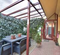 LIMBACH, 176 m2 –  kompletne zrekonštruovaný 5-i rodinný dom - Záhrada rodinného domu na ulici Limbach s porastom a ratanovým nábytkom na terase.